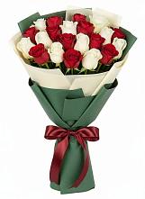 Букет Микс из красных и белых роз в Нижнем Баскунчаке