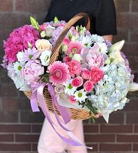 Композиция солнечный день в Нижнем Баскунчаке Цветочная композиция из Розы, Хризантемы, Пионы и Лизиантусы в корзине в Нижнем Баскунчаке