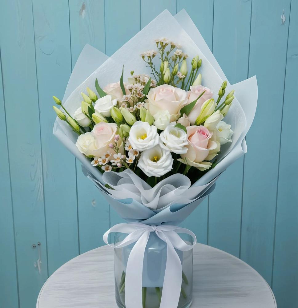 Букет цветов из: Розы и Лизиантусы в Нижнем Баскунчаке