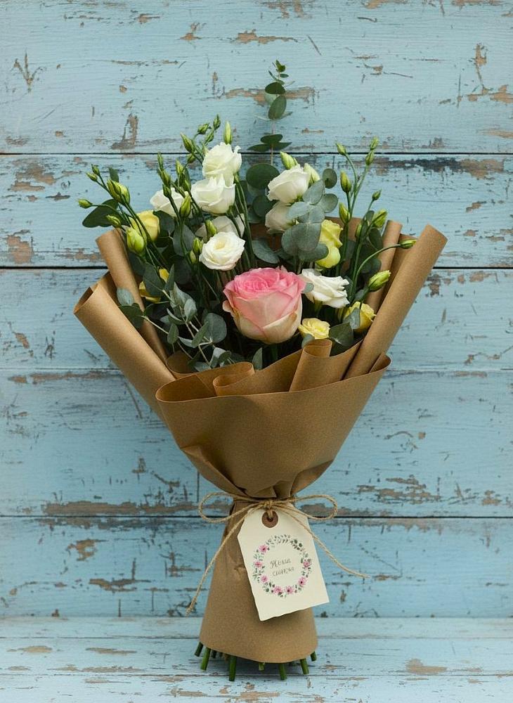 Букет цветов из: Розы и Лизиантусы в Нижнем Баскунчаке