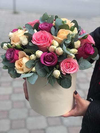 Цветочная композиция из Розы в шляпной коробке в Нижнем Баскунчаке