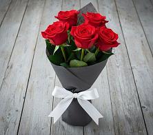 Букет 5 Красных роз Эдлесс Лав в Нижнем Баскунчаке