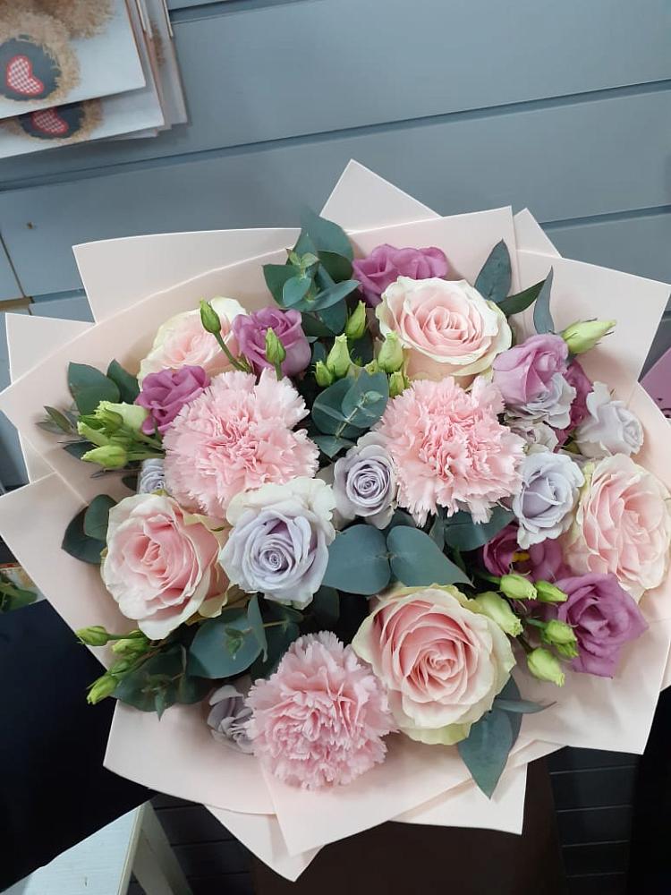 Букет цветов из: Розы, Гвоздики и Лизиантусы в Нижнем Баскунчаке