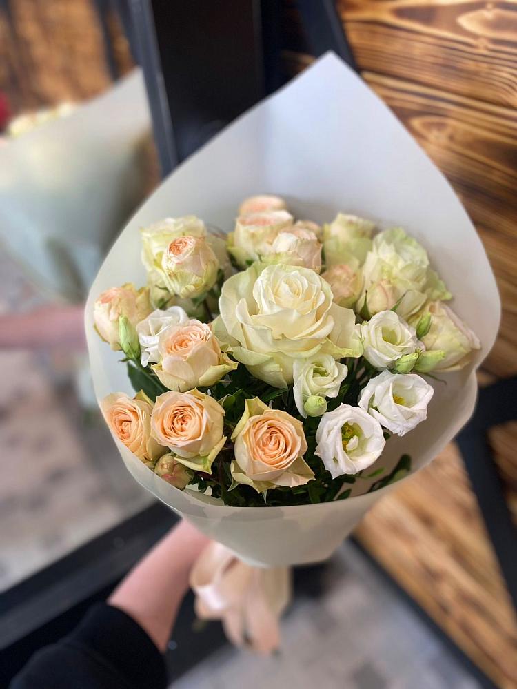 Букет цветов из: Розы и Лизиантусы в Нижнем Баскунчаке