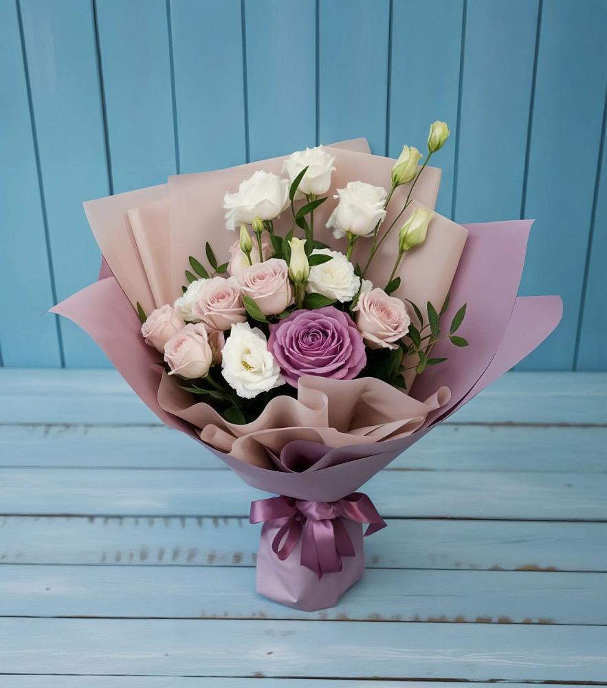 Букет цветов из: Розы и Лизиантусы в Нижнем Баскунчаке